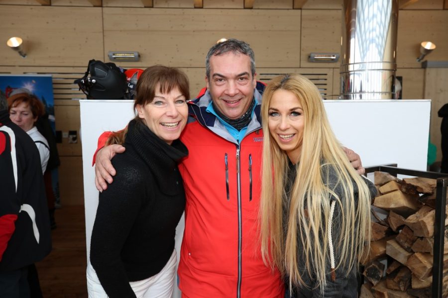 Auch die ehemalige Eiskunstläuferin Claudia Krostofics-Binder, Haubenkoch Robert Letz und 'Dancer against Cancer'-Organisatorin Yvonne Rueff nahmen am Promi-Rennen am Stuhleck teil (Foto Conny de Beauclair)