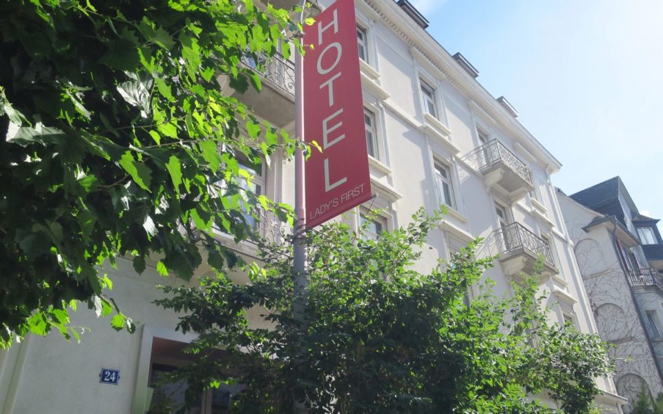 Das Lady's First Hotel begrüßt Sie in ruhiger Lage in einem Gebäude aus dem 19. Jahrhundert, nur 100 m vom Zürichsee entfernt. Im Umkreis von 500 m befinden sich das Opernhaus Zürich, der Platz Bellevue sowie verschiedene Restaurants und Cafés. (Foto Swisshotelsdata.ch/hotelleriesuisse)