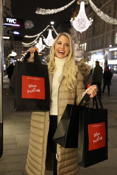 Miss Vienna Beatrice Körmer: "Besonders in der Weihnachtszeit liebe ich es, durch die beleuchteten Straßen Wiens zu gehen, die weihnachtlich geschmückten Auslagen zu bewundern und heiße Maroni zu genießen." Foto Katharina Schiffl) 