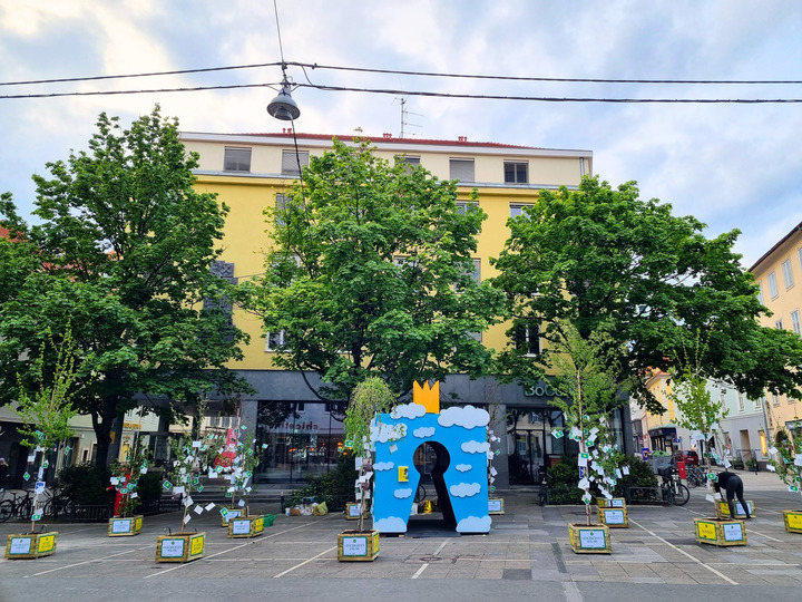 Geschichtenbäume am Grazer Tummelplatz - die Bevölkerung beschrieb über 2000 Geschichtenpostkarten. (WoW)
