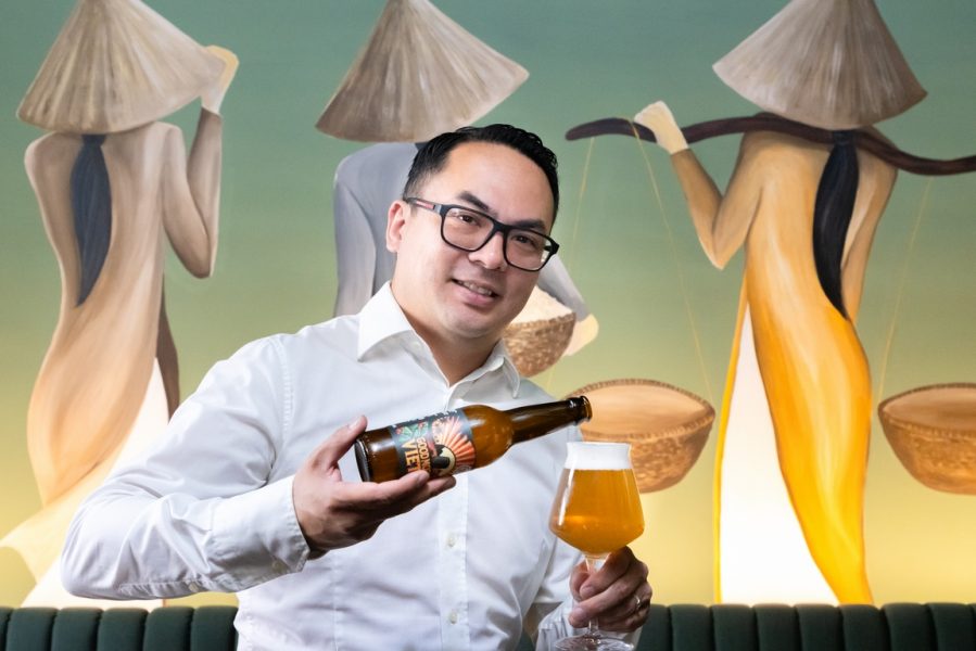 In der Kalchberggasse 7 überzeugt das Vietnam-Lokal Vina mit neuem Design und vietnamesischer Küche aus altbewährten Familienrezepten. VINA-Inhaber Robert Nguyen präsentiert sein exklusives Bier "Good Morning Vietnam". (Foto GEOPHO)