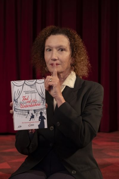 Konstanze Breitebner debütiert als Krimi-Autorin. TOD AUF DER UNTERBÜHNE ist für sie auch eine Liebeserklärung ans Theater. (Foto Jürgen Hammerschmid)