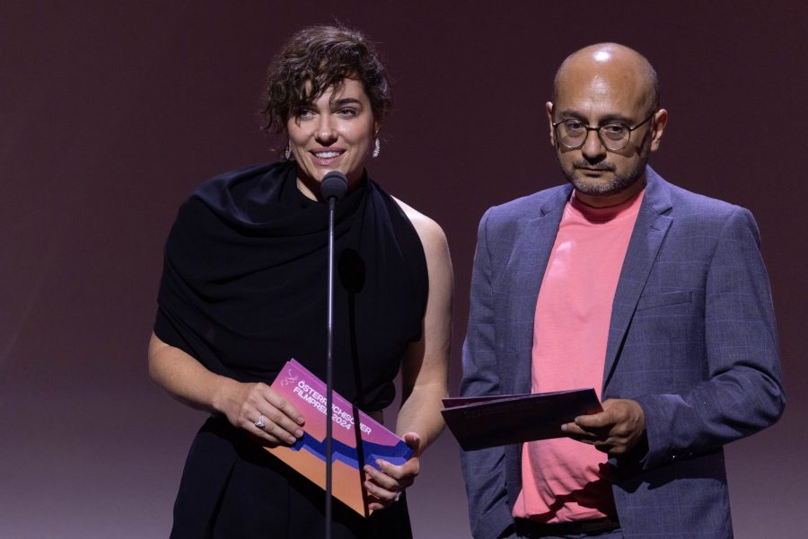 Die Präsidentschaft der Akademie, Verena Altenberger und Arash T. Riahi übergaben den Preis in der Kategorie Bester Spielfilm. (Foto eSeL.at - Lorenz Seidler)