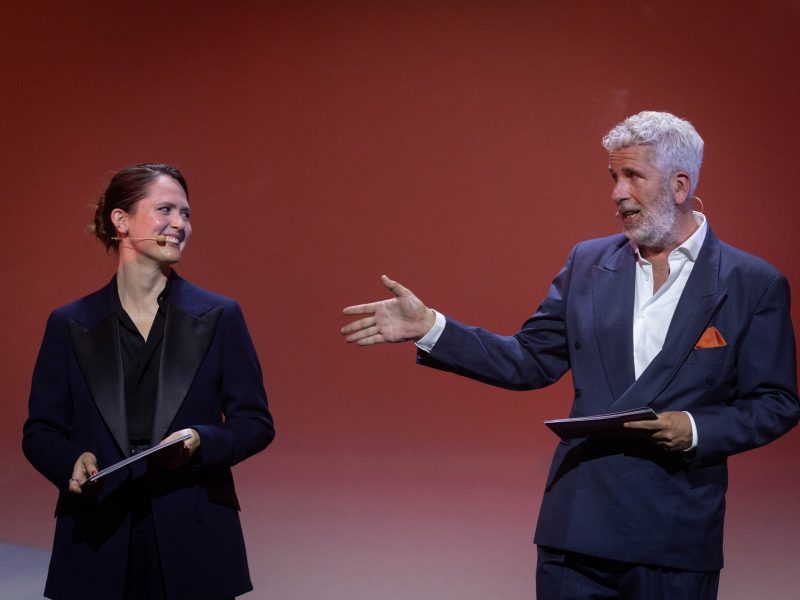 Durch den Abend führte gekonnt und mit Wortwitz das Moderations-Duo Emily Cox und Dirk Stermann. (Foto eSeL.at - Lorenz Seidler)