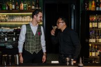 Robert Nguyen mit Barkeeper Sasch Ehmann. (Foto Phil Lihotzky)