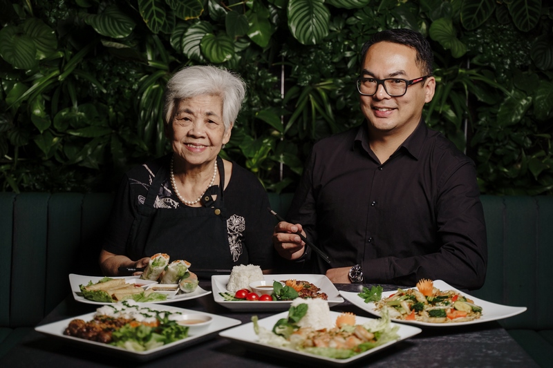 Älteste Spitzenköchin Österreichs: Thi Ba Nguyen mit Sohn Robert Nguyen. (Foto Phil Lihotzky)