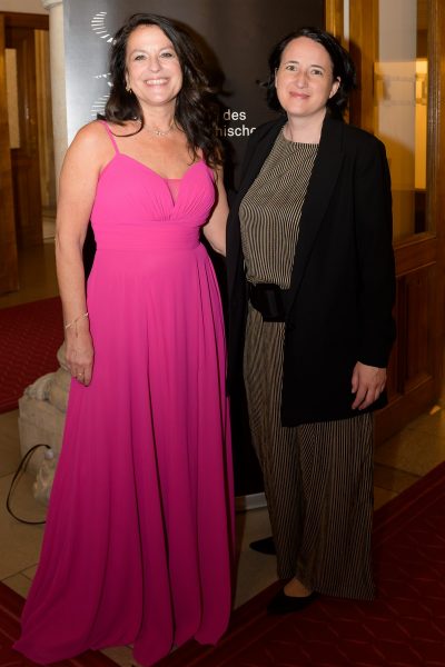 Katharina Albrecht mit Alexandra Valent, Projektleitung Österreichischer Filmpreis, beim Filmpreis 2024. (Foto eSeLat - Joanna Pianka)