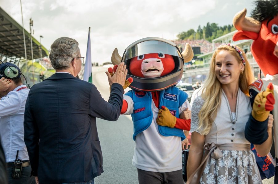 MotoGP Spielberg: LH Christopher Drexler klatschte mit einem Maskottchen ab. (Foto Land Steiermark / Brand Images)