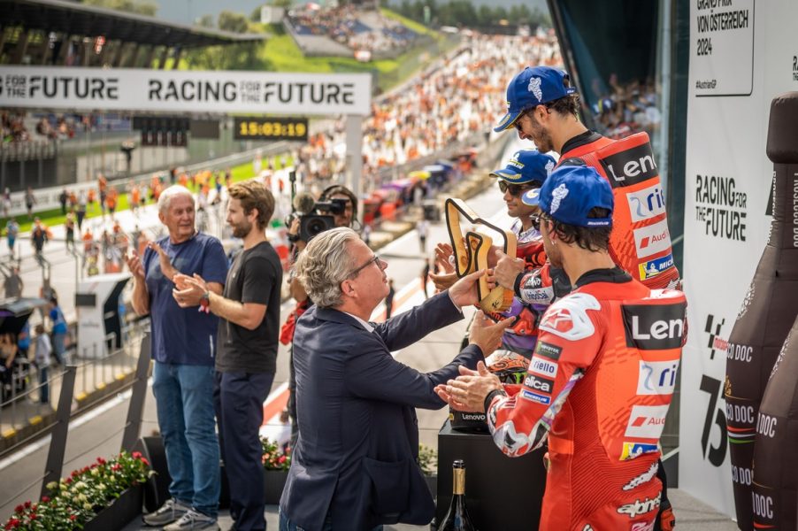 MotoGP in Spielberg: LH Drexler überreichte die Trophäe an den Sieger. (Foto Land Steiermark / Brand Images)