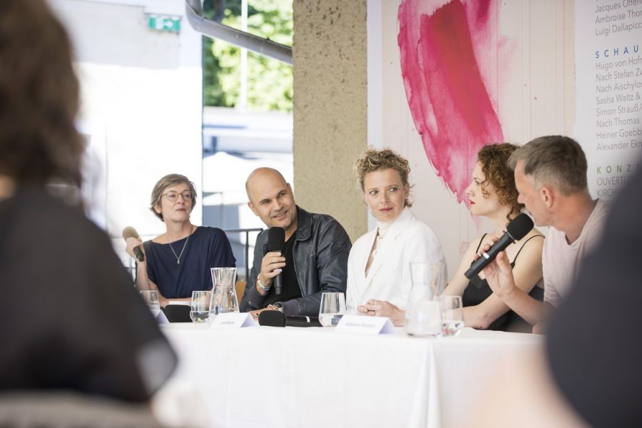 Salzburger Festspiele TerrassenTalk „Orestie I – IV“ 2024: Marie-Therese Rudolph (Moderation), Nicolas Stemann, Patrycia Ziolkowska, Julia Riedler, Sebastian Rudolph. (Foto SF Neumayr / Leopold)