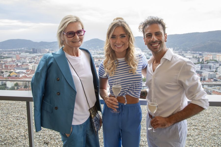 Corinna Kamper feierte ihren 30. Geburtstag am schönen Grazer Schlossberg: Hedi Grager, Corinna und ihr Verlobter Danilo Campisi. (Foto Jürgen Hammerschmid)