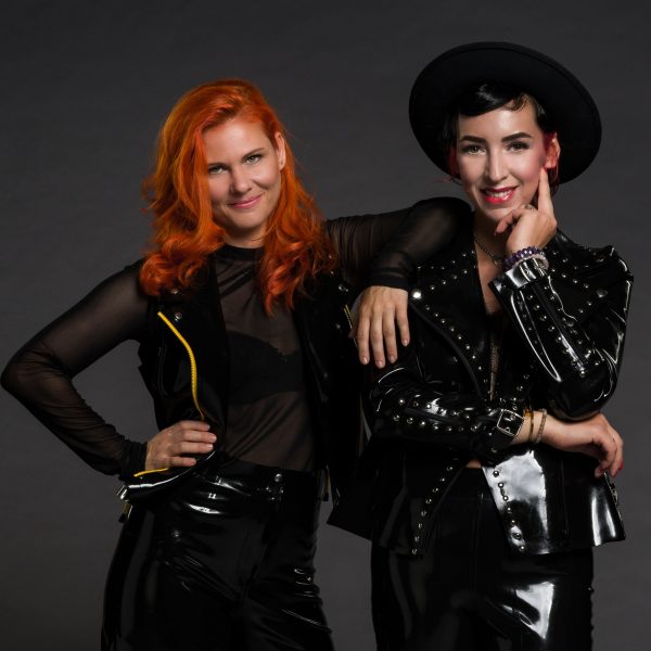 Die Designerinnen Katrin Vavra und Tina Ferguson. Mit ihrem Label Epic Couture stehen sie für mutige und zukunftsorientierte Mode. (Foto Stephan Doleschal)