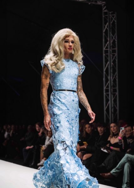 Fashion Week Vienna 2024 - Manuel Essl Design. Ein besonderes Ereignis war der Auftritt der Dragqueen Miss Gloria in zwei speziell angefertigten Kreationen. (Foto Zoltan Vass)