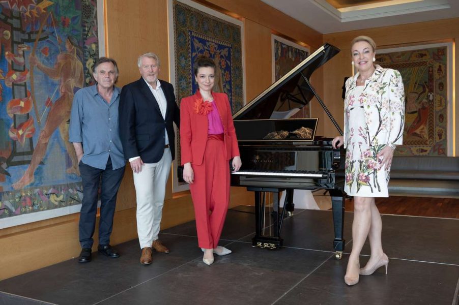 Launch Salzburger Festspiele Edition X Steinway: Markus Hinterhäuser (Intendant), Guido Zimmermann (Präsident Steinway & Sons Europe), Yulianna Avdeeva (Klavier), Kristina Hammer (Präsidentin). (Foto SF/Jan Friese)